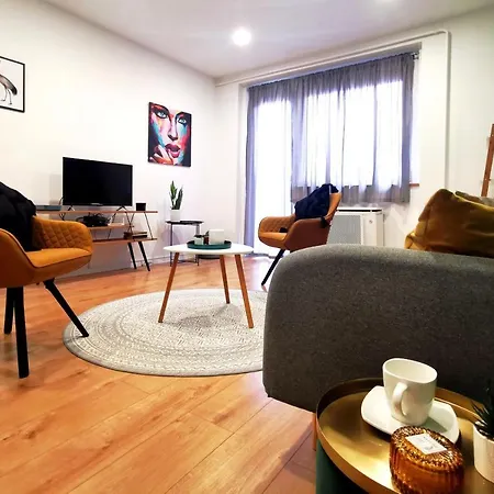 아파트 Artic Apartman-nearby Center! *